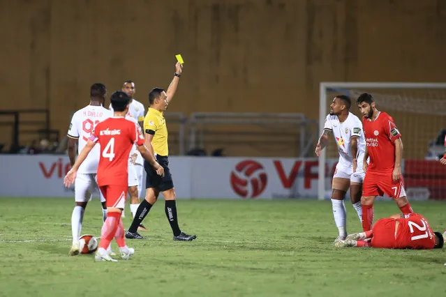 Cận cảnh tình huống check VAR đầu tiên ở V-League 2 z4552727221827 6354a74682a4d4eed2c9bd41b11e93a6 2707193855