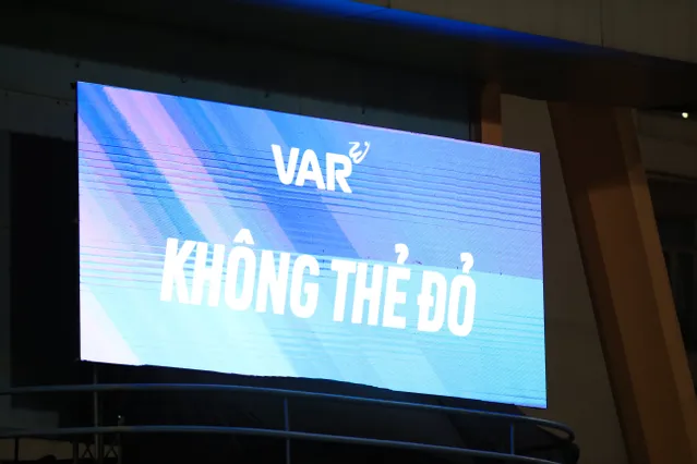 Cận cảnh tình huống check VAR đầu tiên ở V-League 4 z4552727227766 79e3cfac987a9590861a34871577614a 2707193856