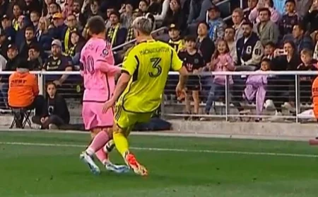 Cận cảnh pha bóng triệt hạ suýt khiến Messi giải nghệ sa 1