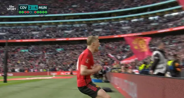 Cầu thủ MU quá xấu hổ, không ăn mừng trận thắng Coventry 1 11 2204032525