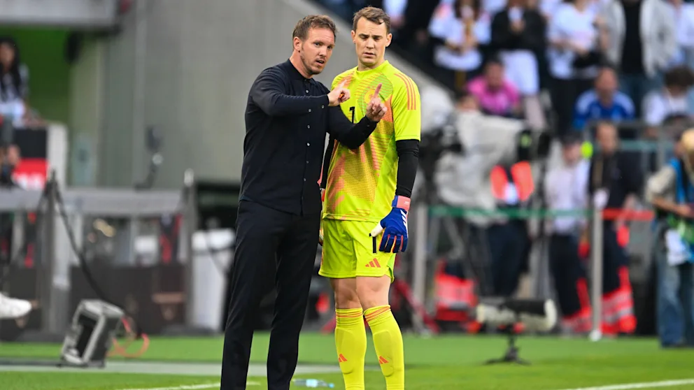 Lần đầu tiên trong lịch sử Euro, 1 HLV tung cầu thủ lớn hơn mình vào sân 55a0962b75416ceed3ee9df4a7030fd84ca6a362