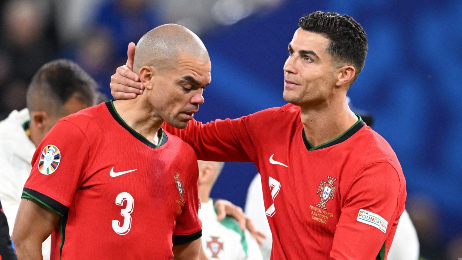 Phản ứng của Ronaldo khi “anh trai” Pepe giải nghệ SyNYbBMg