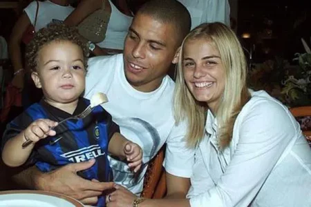 Ronaldo bị đồng đội thân thiết ngủ với vợ suốt 2 năm abre02199