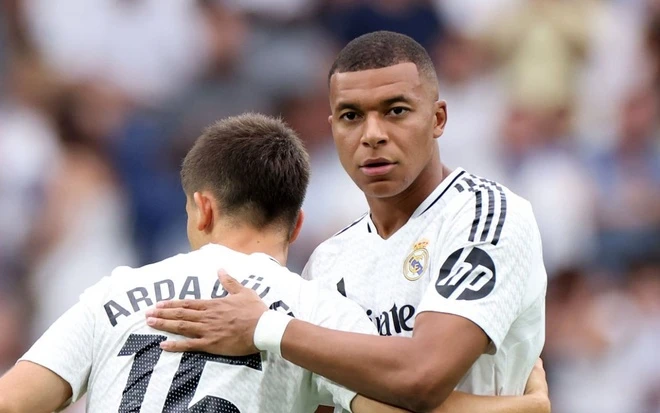 Thần đồng 18 tuổi ghi bàn ngay sau khi vào thay Mbappe mbe