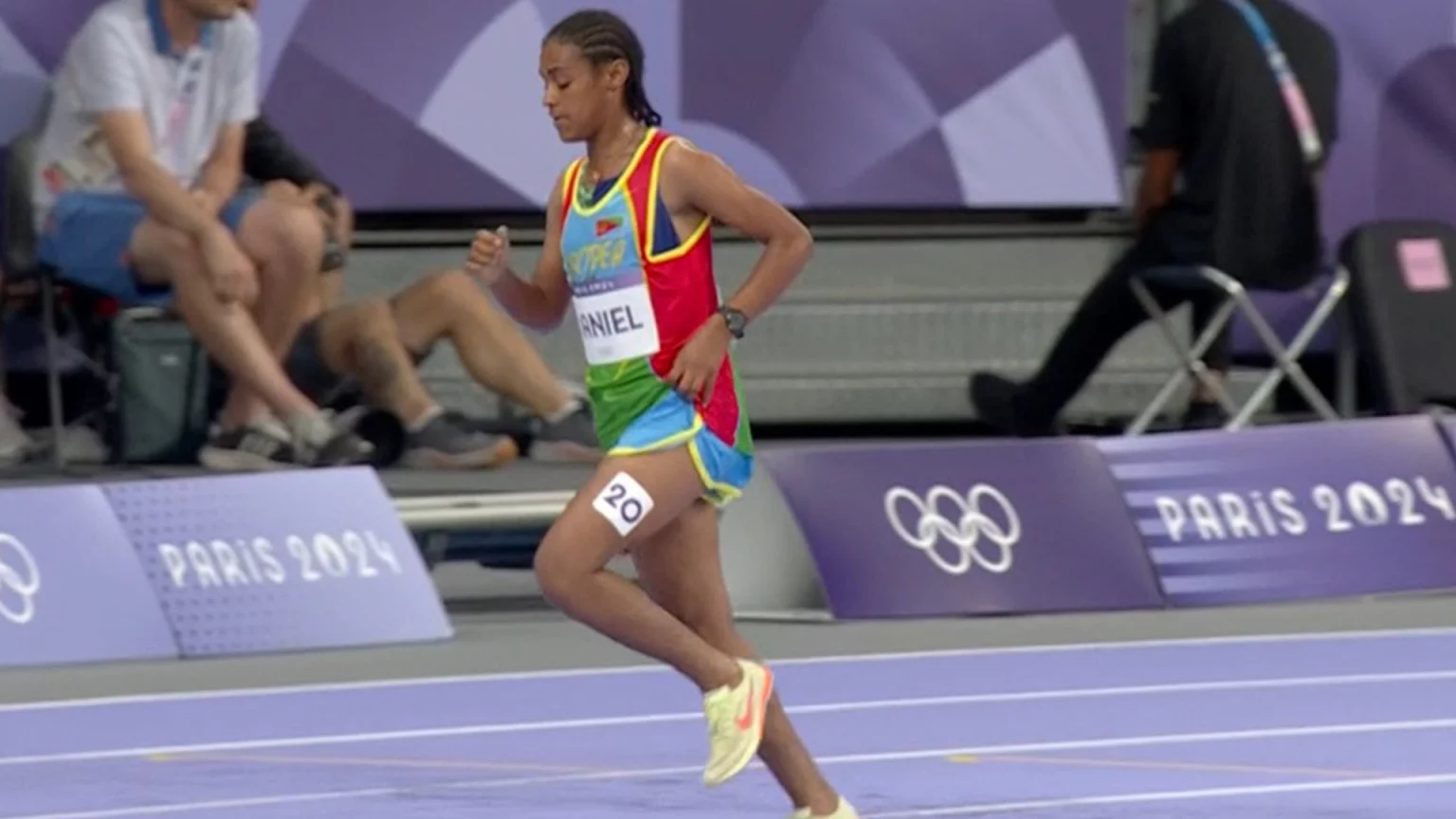 VĐV điền kinh bỏ cuộc đầy bí ẩn khi đang dẫn đầu off plat RUNNER