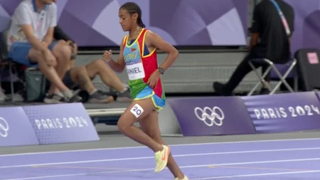 VĐV điền kinh bỏ cuộc đầy bí ẩn khi đang dẫn đầu off plat RUNNER