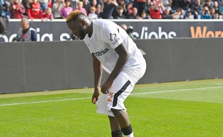 Tiền đạo Leverkusen tụt quần ăn mừng trước hàng vạn khán giả GXdHX87WYAERzeZ e1726358953904