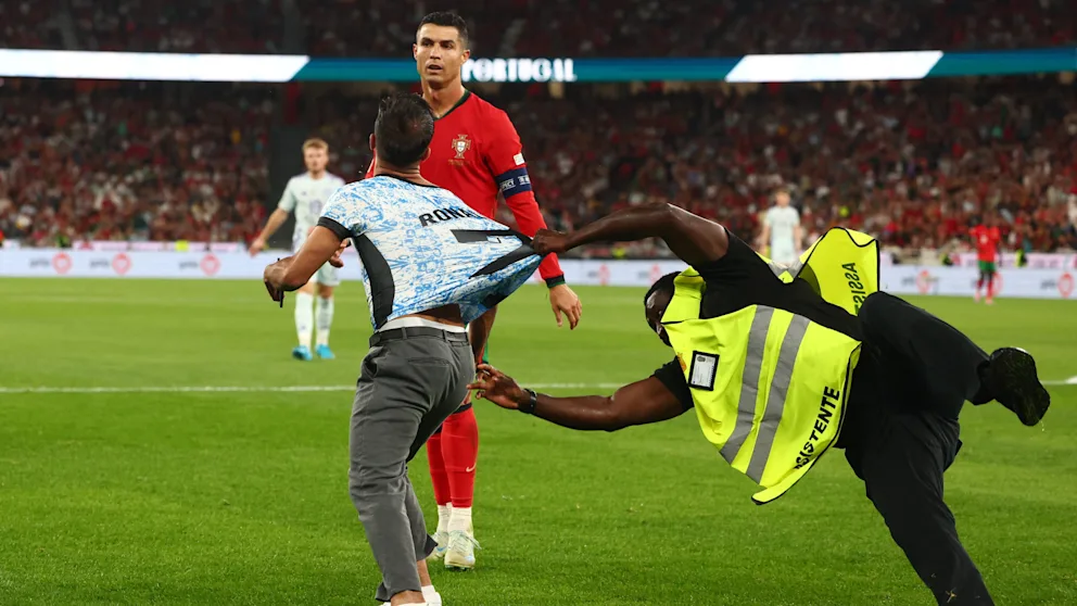 Ronaldo bị fan cuồng lao vào sân tấn công và cái kết 3 ada662386c8911e22103466cbe1cef866a0b07ef