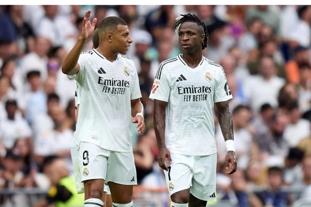 Mbappe tỏ thái độ ngám ngẩm với Vinicius ở trận thua của Real mbappe vini 1725089569 144021avatar