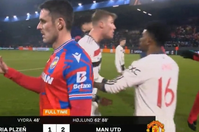 Hai ngôi sao M.U chửi nhau sau trận thắng ở Europa League 3 gen1jg3xcae9gom 1312062433