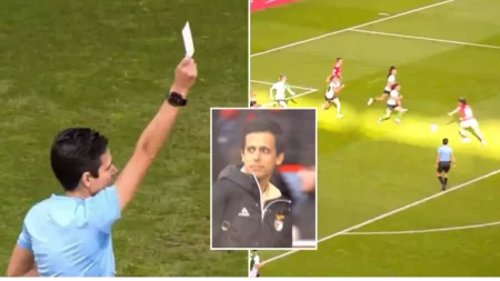 Trọng tài rút ‘thẻ trắng’ lần đầu tiên trong lịch sử bóng đá resize 6