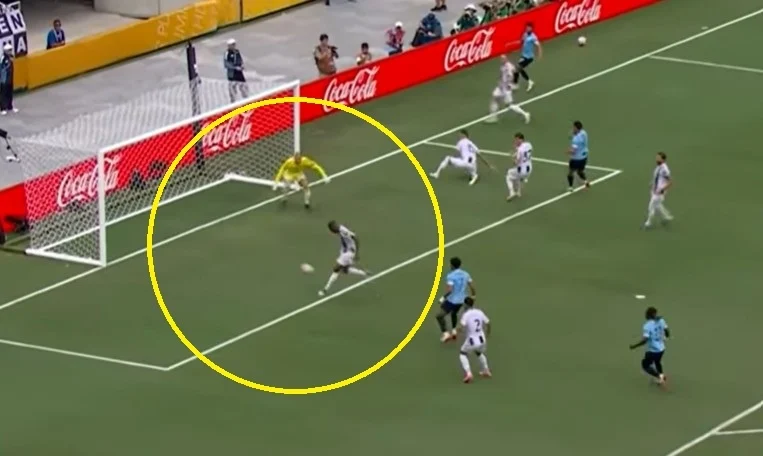 Pha bóng bị nghi ‘có mùi’ trong trận thắng của Man City 06bea9b3715a414eb2027767505c7987