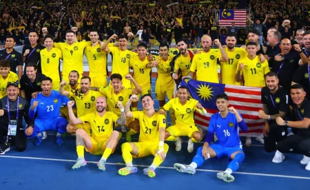 Malaysia nâng cao vị thế, được mời thế chỗ Nga sau trận thắng Việt Nam dt malaysia dung 9 cau thu nhap tic 0907 e1750553356991