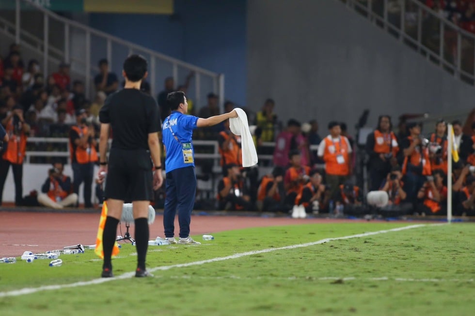 Giải mã hành động vẫy khăn tắm trắng của BHL U23 Việt Nam 2 1669e989d4834392ad5487d92bf549d8