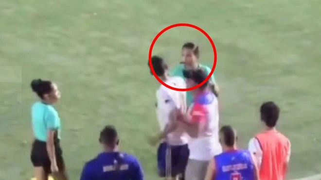 Cầu thủ nam tát vào mặt trọng tài nữ gây phẫn nộ MM OFF PLATFORM ref